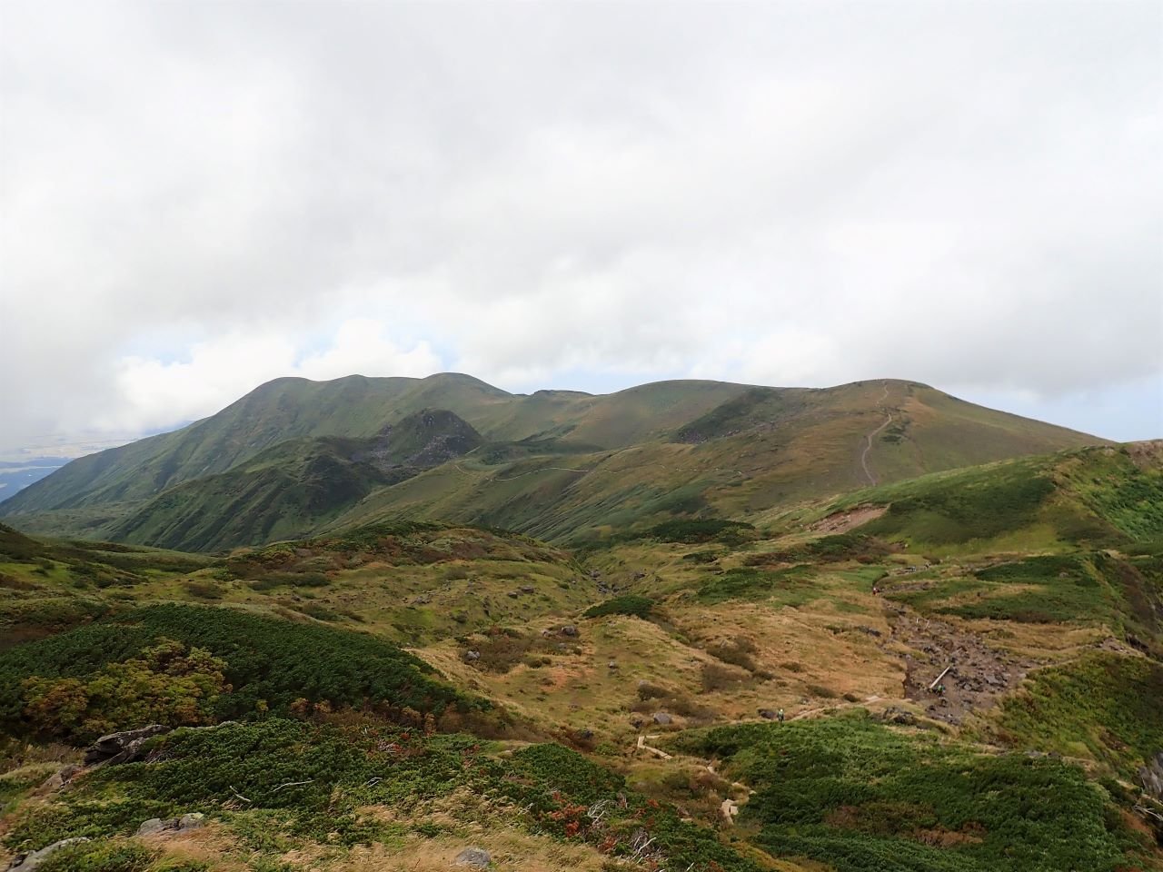 鳥海山⑦稜線をたどると笙ヶ岳、紅葉までもう少しでしょう