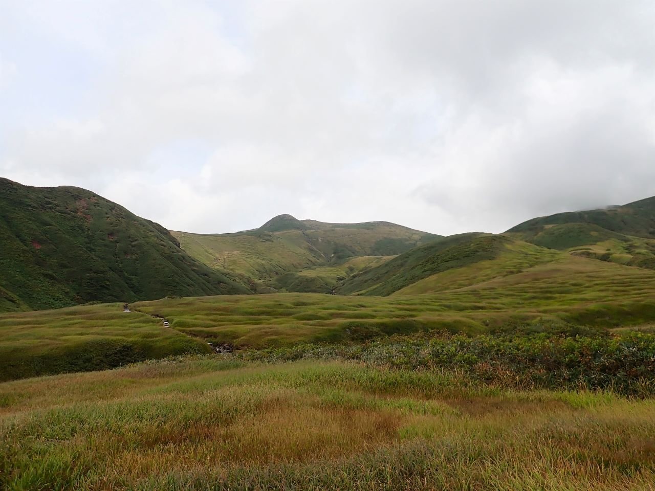 鳥海山⑧千畳ヶ原の広い草原と長い木道、癒しの景色でしょう