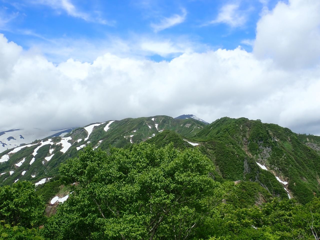弥平四郎登山口から三国岳周回コース、前方に飯豊本山